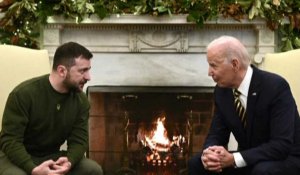 Les Ukrainiens "restent source d'inspiration pour le monde", dit Biden à Zelensky