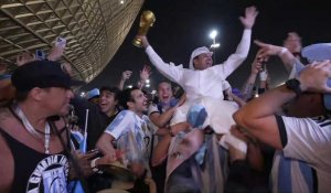 Les fans de l'Argentine célèbrent la victoire devant le stade au Qatar