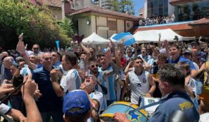 Les supporters de l'Argentine célèbrent le penalty de Lionel Messi à Buenos Aires