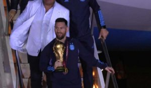 Argentine : Lionel Messi descend de l'avion avec la Coupe du monde
