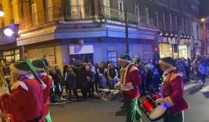 Lens : parade et échauffement sportif pour le père Noël depuis l’église Saint-Leger