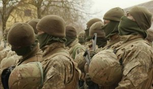 Des soldats ukrainiens entraînés au Royaume-Uni commémorent l’anniversaire de l'invasion russe