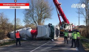 Camion couché en Vendée, deux grues pour relever 44 tonnes