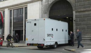 Procès d'un membre de l'EI au Royaume-Uni: images de l'arrivée du fourgon de prison au tribunal