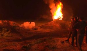 Des Palestiniens brûlent des pneus lors d'une manifestation près de la frontière israélo-gazaouie