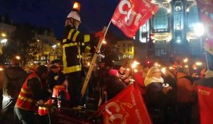 Calais : 300 manifestants lors d'une marche aux flambeaux contre la réforme des retraites