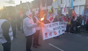 Lens : Des Lensois manifestent contre la réforme des retraites devant la sous-préfecture.