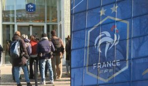 Démission du président Noël Le Graët: images des journalistes devant le siège de la FFF
