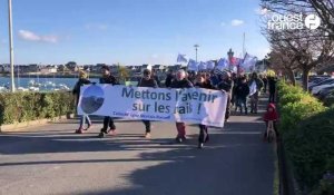 VIDÉO. 200 personnes marchent pour le retour du train entre Roscoff et Morlaix 