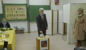 Petr Pavel, favori des sondages, vote au second tour de la présidentielle tchèque