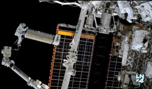 Des astronautes effectuent une sortie dans l'espace pour installer des panneaux solaires sur l'ISS