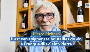 Pierre Richard chez un caviste à Franqueville-Saint-Pierre, en dédicace de ses bouteilles de vin