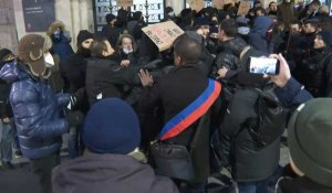 Images des heurts entre la police et des gens bloquant un lycée parisien
