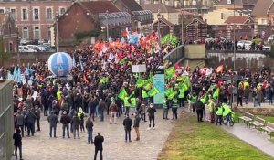 Saint-Omer : manif contre la réforme des retraites vue d'en haut à la gare