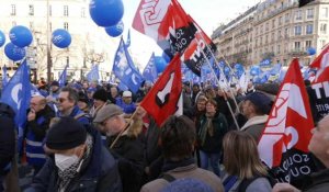 Retraites : images du départ du cortège de manifestants à Paris