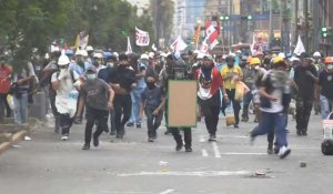 Pérou : affrontements entre manifestants anti-gouvernement et police à Lima