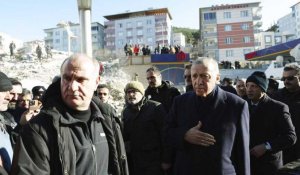 Séisme en Turquie: le Président turc, en visite dans les régions sinistrées, reconnaît des "lacunes"