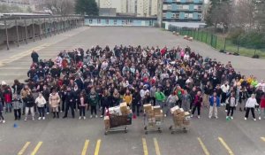 Les élèves du collège Pierre Daunou ont réalisé un flash mob après la remise des denrées aux Restos du Cœur.