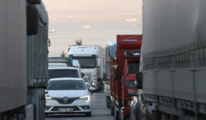 Turquie: embouteillage monstre sur une autoroute menant aux zones les plus touchées par le séisme