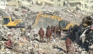 Turquie: des excavateurs fouillent les décombres à Kahramanmaras