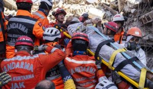 "On est fatigués mais on va continuer", reportage avec des secouristes à Antakya