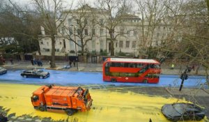 Londres: la route peinte en jaune et bleu devant l'ambassade de Russie en solidarité avec l'Ukraine