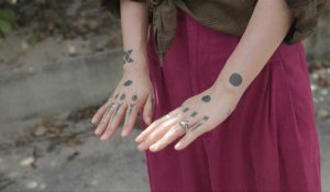 Autrefois banni, le tatouage d'Okinawa redécouvert par les jeunes générations