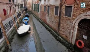 Des gondoles à Venise bloquées à cause du niveau très bas de certains canaux