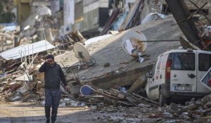 En Turquie, les secouristes s'activent pour retrouver des survivants après le séisme de lundi