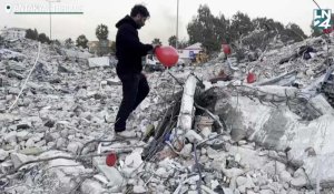 Séisme en Turquie: des ballons rouges accrochés aux décombres en hommage aux enfants décédés