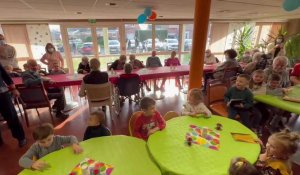 Barlin : les maternelles, scolarisés à l’EHPAD, partagent un goûter d’anniversaire avec les aînés