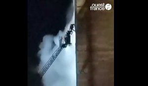 VIDÉO. À Rennes, les pompiers sauvent un locataire piégé sur le balcon de son appartement en feu