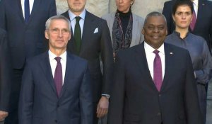 Les ministres de la Défense de l'OTAN, réunis à Bruxelles, posent pour une photo de groupe