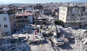 Les sauveteurs ukrainiens continuent de chercher des survivants du tremblement de terre en Turquie