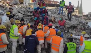 Turquie: les secouristes ukrainiens trouvent sous les décombres une femme qui a survécu
