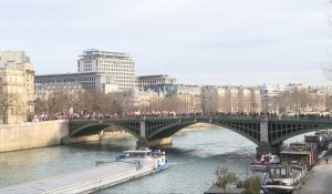 Retraites : images de la manifestation parisienne sur le pont de Sully