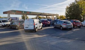 Pénurie de carburant : à Noyon, les automobilistes prennent leur mal en patience