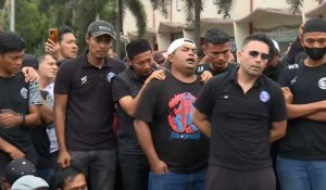 Indonésie: les joueurs du Arema FC rendent hommage aux victimes de la bousculade mortelle