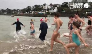 VIDÉO. Dans le Finistère, plus d'une centaine de personnes profitent d'une dernière baignage, dans une eau à 11°C