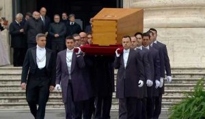 Le cercueil du pape émérite Benoît XVI arrive sur la place Saint-Pierre avant les funérailles