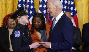 Joe Biden décore des policiers pour leur rôle dans l'assaut du Capitole du 6 janvier 2021