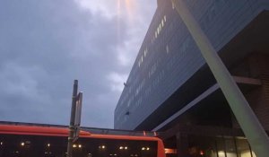 Intervention des pompiers du GRIMP au-dessus de la gare Lille-Europe