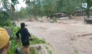 Rues inondées et évacuations d'urgence: de fortes pluies ravagent une région des Philippines