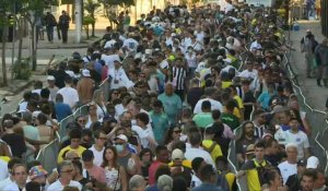 Au stade de Santos, des milliers de Brésiliens font la queue pour l'hommage à Pelé