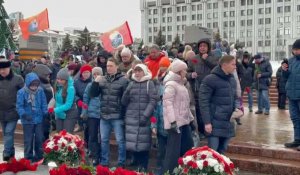 Des Russes rassemblés à Samara pour rendre hommage à leurs soldats tués en Ukraine