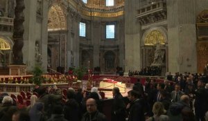 Décès de Benoît XVI: des fidèles rendent hommage à la basilique Saint-Pierre
