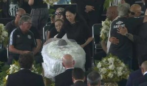 La famille de Pelé et le président de la FIFA se recueillent devant le cercueil