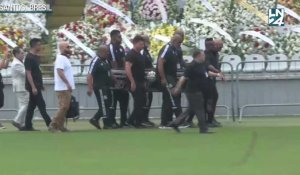 Le cercueil de Pelé arrive au stade de Santos