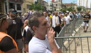 Les Brésiliens font la queue pour voir le cercueil de Pelé dans le stade Urbano Caldeira à Santos