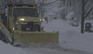 Etats-Unis : Buffalo fait face à la neige après le "blizzard du siècle"